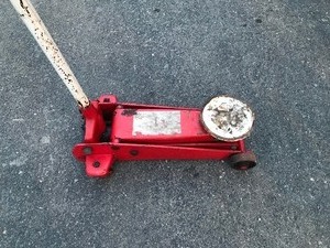 lot 384 image: 2 Ton Floor Jack