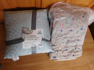 lot 463 image: Quilt and Pillows