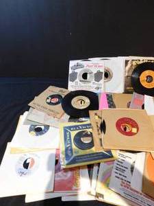 lot 560 image: Records 45s