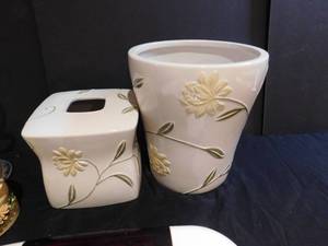 lot 565 image: Bathroom Decor