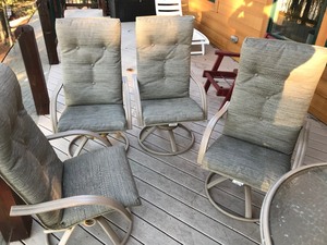 lot 518 image: Outdoor Patio Set with Umbrella - 4 Chairs & Table