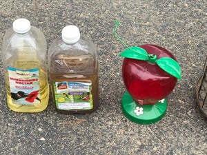 lot 522 image: Lot of Outdoor Items with Bird Feeders