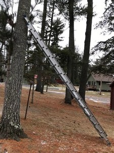 lot 541 image: 28 ft Aluminum Extension Ladder