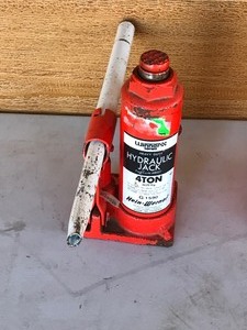lot 639 image: Hydraulic hand jack, 2 gas cans