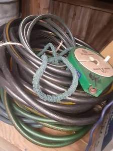 lot 630 image: 3Lg and 2sm and a reel of garden hose