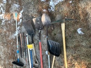 lot 676 image: Yard tools