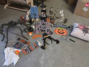 (EW5) Assorted Halloween Decor...