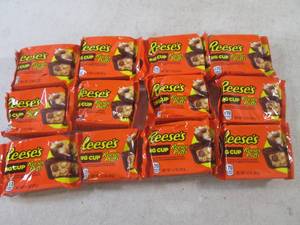 (B-3) 12 Reeses Big Cups with Reese...
