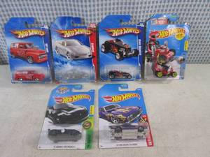 (EC1) Assorted Hot Wheels in Packag...