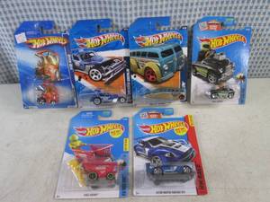 (EC1) Assorted Hot Wheels in Packag...