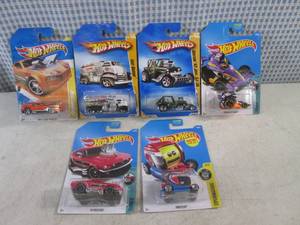 (EC1) Assorted Hot Wheels in Packag...