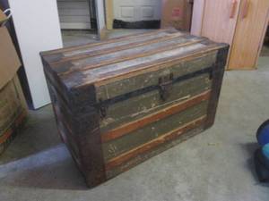 (EW1) Vintage Trunk - 32 14 x 18...