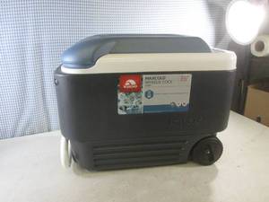 (G-1) Igloo 40 Quart Maxcold Wheeli...