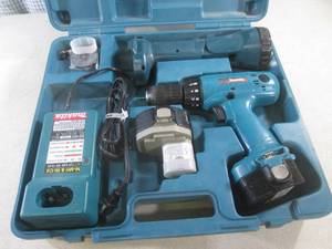 lot 20 image: (A-2) Makita 14.4V Cordless Drill and Flashlight with 2 Batteries and Charger in Case