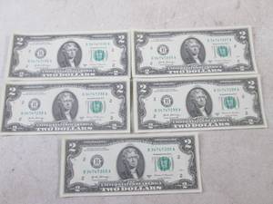lot 30 image: (CNTR) 5 Uncirculated Consecutive Serial Number $2.00 Bills