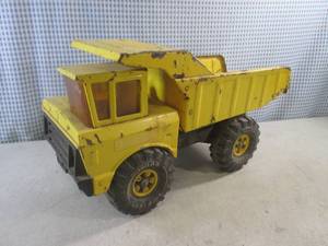 lot 84 image: (CSB) Vintage Metal Tonka Dump Truck