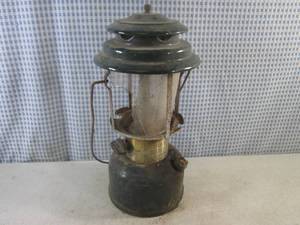 lot 174 image: (G-1) Vintage 1986 Coleman The Powerhouse Lantern - Dirty  Broken Glass