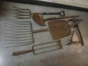 lot 179 image: (D-4) Assorted Outdoor Tools All But 1 Missing  Broke Handles