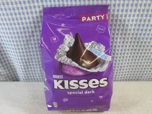 lot 206 image: (B-2) Party Pack Bag Hersheys Kisses Special Dark 2 Pounds .1 Ounce Past Date