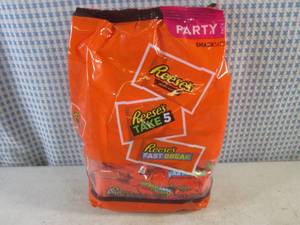 lot 207 image: (B-1) Party Pack Bag Reeses Candy Assortment 2 Pounds .06 Ounce Past Date
