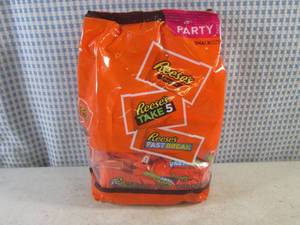 lot 208 image: (B-1) Party Pack Bag Reeses Candy Assortment 2 Pounds .06 Ounce Past Date