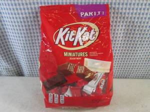lot 209 image: (B-2) Party Pack Bag Kit Kat Miniatures Assortment 2 Pounds .1 Ounce Past Date