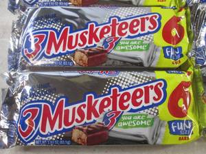 lot 234 image: (B-2) 12 - 6 Fun Size 3 Museteers Candy Bar Packs Best by Jan 2024