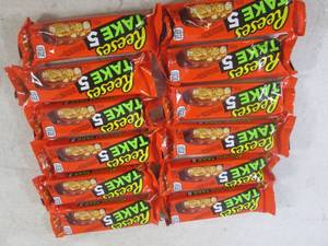 lot 270 image: (B-1) 12 Reeses Take 5 Candy Bars Past Date