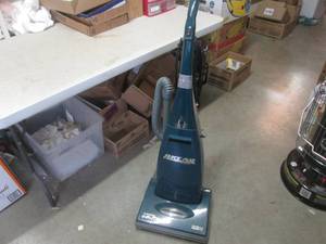 lot 324 image: (BR1) Riccar 4812 Vacuum Cleaner - Works