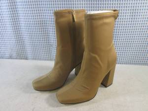 lot 344 image: (BSB) Pair Womens Boots Size 6M - New