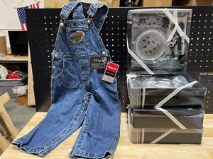 lot 30 image: Minnesota Wild NHL Baby Gift Sets and Bibs