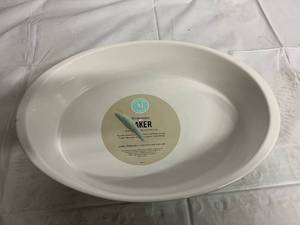 lot 29 image: Martha Stewart 13 x 9.5 Stoneware Oval Baker