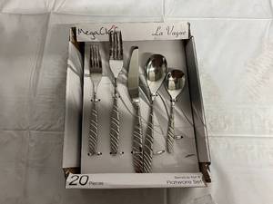 lot 32 image: MegaChef La Vague 20-Pc. Stainless Steel Flatware Set - Service for 4, Silvertone