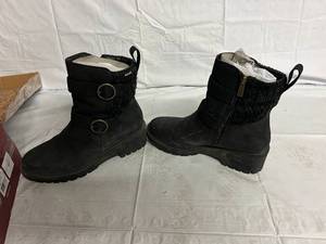 lot 157 image: Muk Luks Womens Fainley Faith Boot - Size 9
