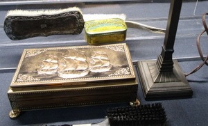 lot 229 image: Gentlemens Dresser Items
