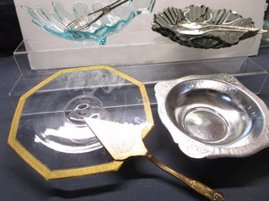 lot 232 image: Cake Stand, Bowls