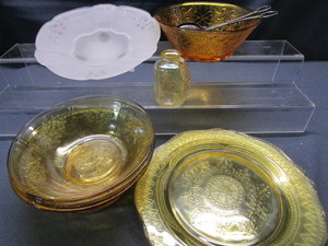 lot 256 image: Depression Glass Plate, Bowls