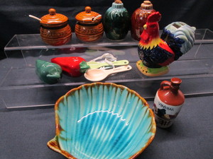lot 266 image: Clam Shell Bowl, Chicken Theme, Shakers