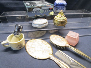 lot 268 image: Dresser Items