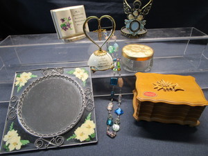 lot 277 image: Mirror & Dresser Items