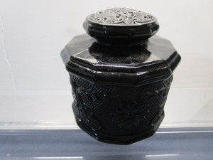 lot 280 image: Biscuit Jar, Sandwich Glass