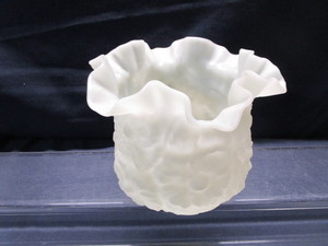 lot 101 image: Fenton Custard Glass