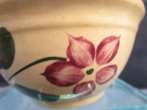 lot 104 image: Wattware Star Flower Advertising Bowl