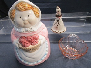 lot 126 image: Cookie Jar, OysterPearl Dish