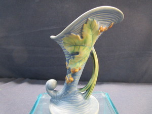 lot 52 image: Roseville Winterberry Vase