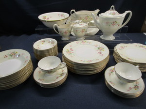 lot 60 image: Homer Laughlin Daisies Dinnerware