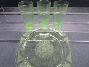 lot 86 image: Green Depression Tumblers & Plate