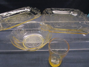 lot 98 image: Yellow Depression Glass Loraine