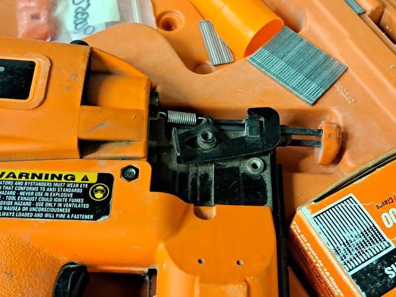 lot 117 image: Paslode 16-GA Cordless Finish Nailer IM250 II with Case