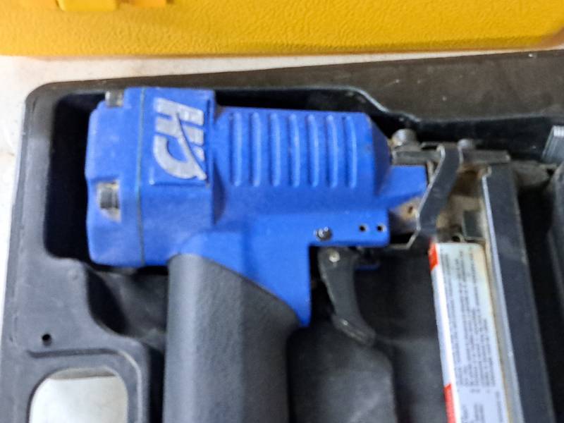 lot 121 image: Campbell Hausfeld Air Stapler with Case